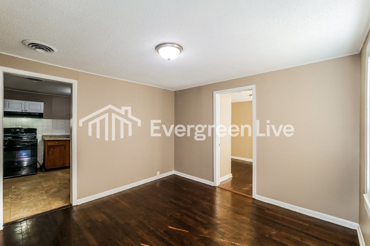 5302 Ne 49th St - Photo 4 of 15