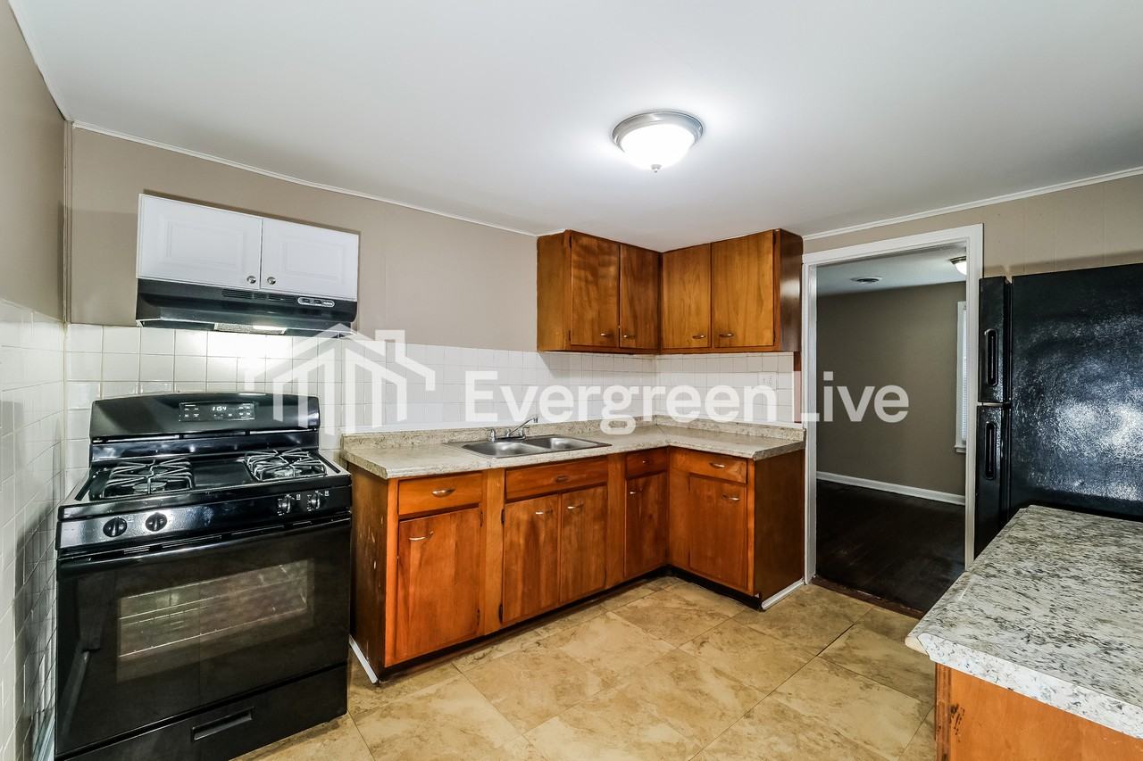 5302 Ne 49th St - Photo 5 of 15