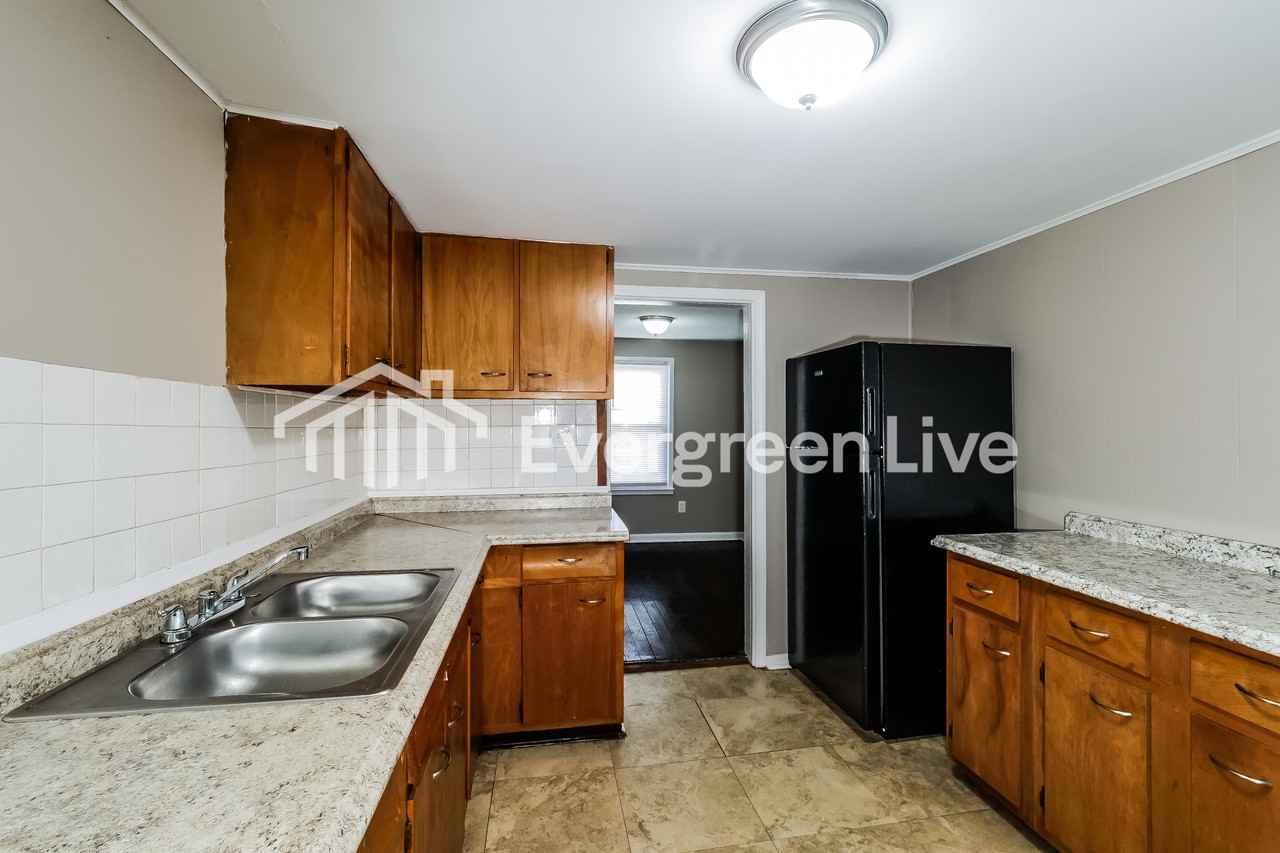 5302 Ne 49th St - Photo 6 of 15