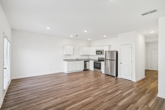 118 Saginaw Ct - Photo 3 of 23
