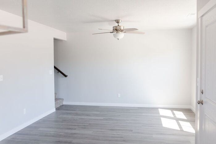 1017 E Lockhart St - Photo 5 of 16