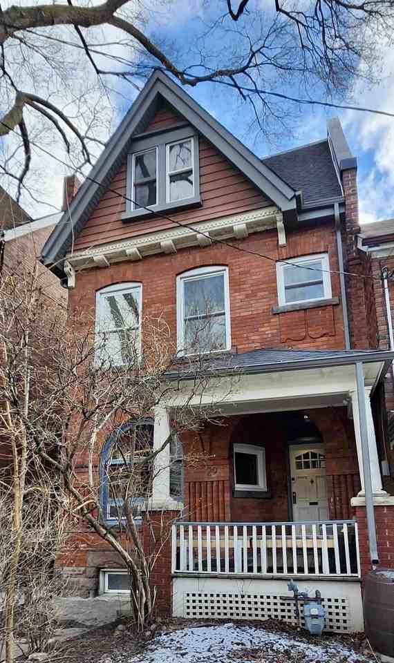 Queen St W & Euclid Ave