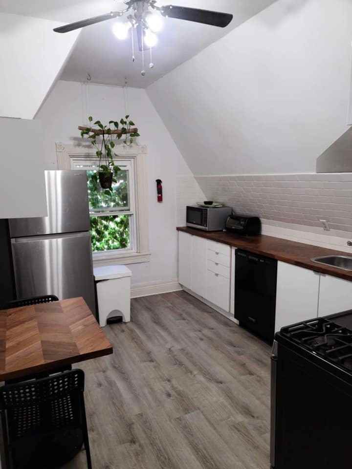 Queen St W & Euclid Ave - Photo 5 of 12