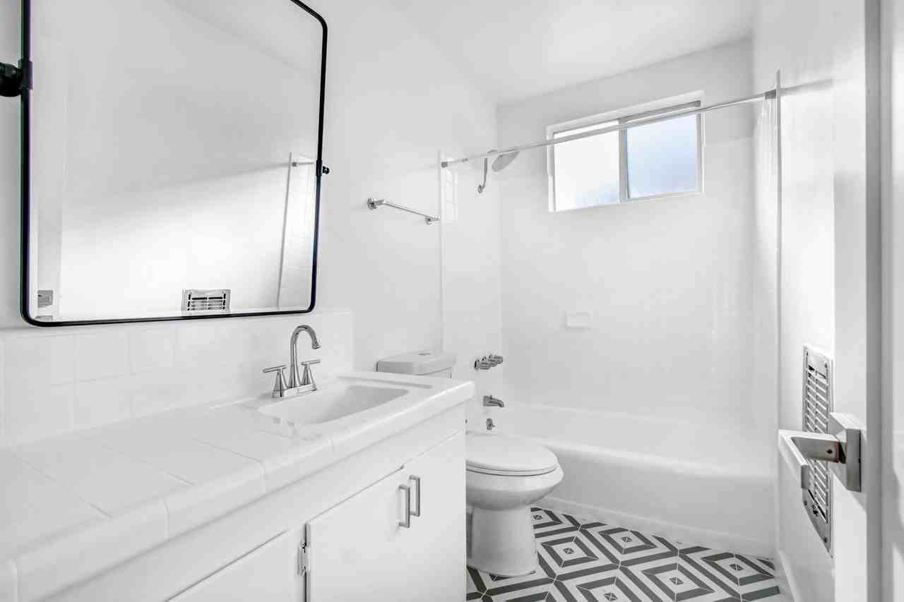 514 N Hayworth - Photo 7 of 14