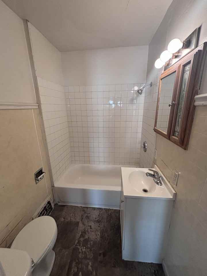 2222 N Ellis St #1 - Photo 6 of 7