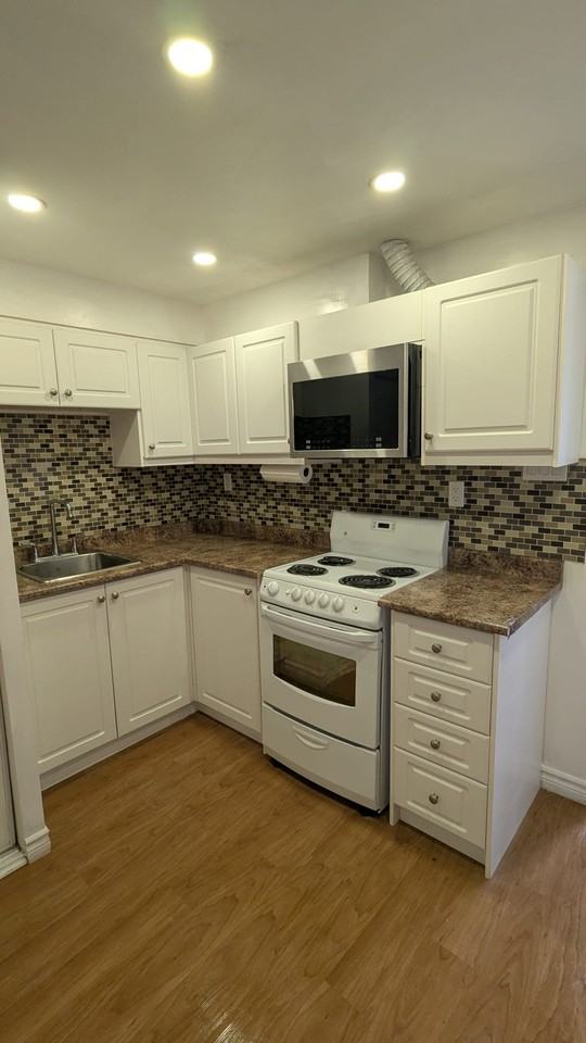 564 Jane Street - Photo 4 of 8