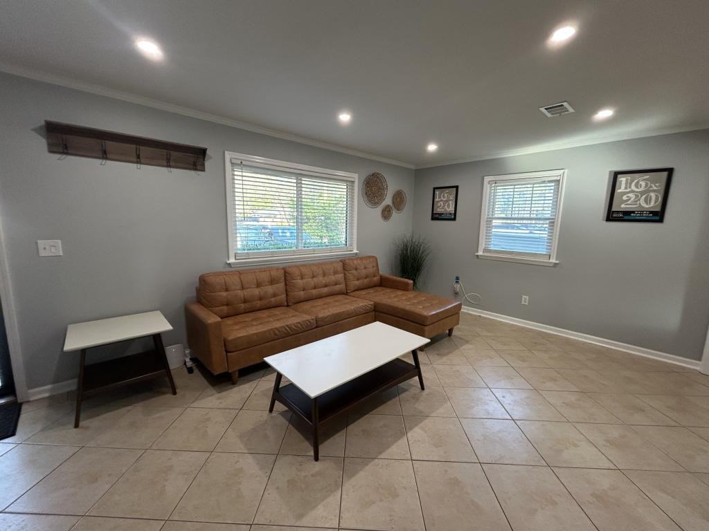 405 Kingston Rd - Photo 3 of 17