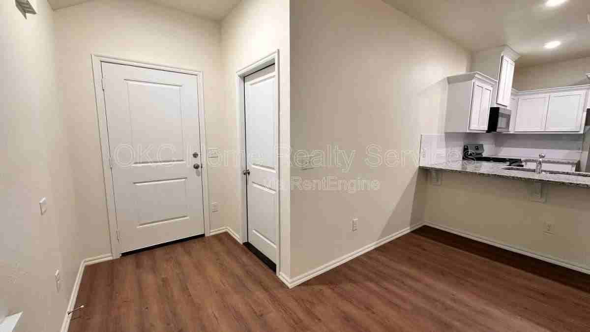 11419 N University Ave - Photo 3 of 10