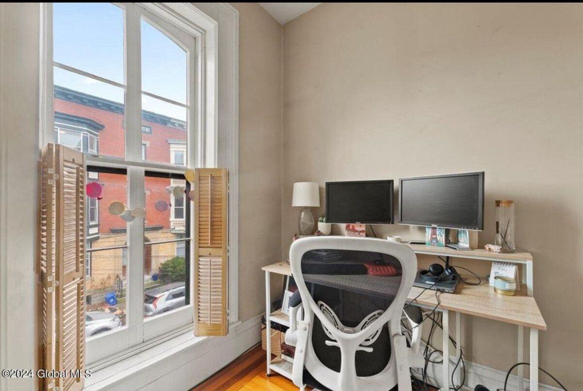 112 Washington St - Photo 4 of 13