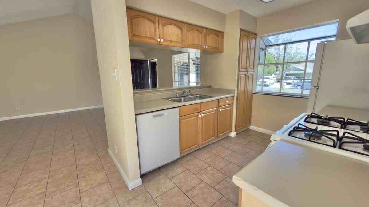 10708 Lanshire Dr - Photo 5 of 16