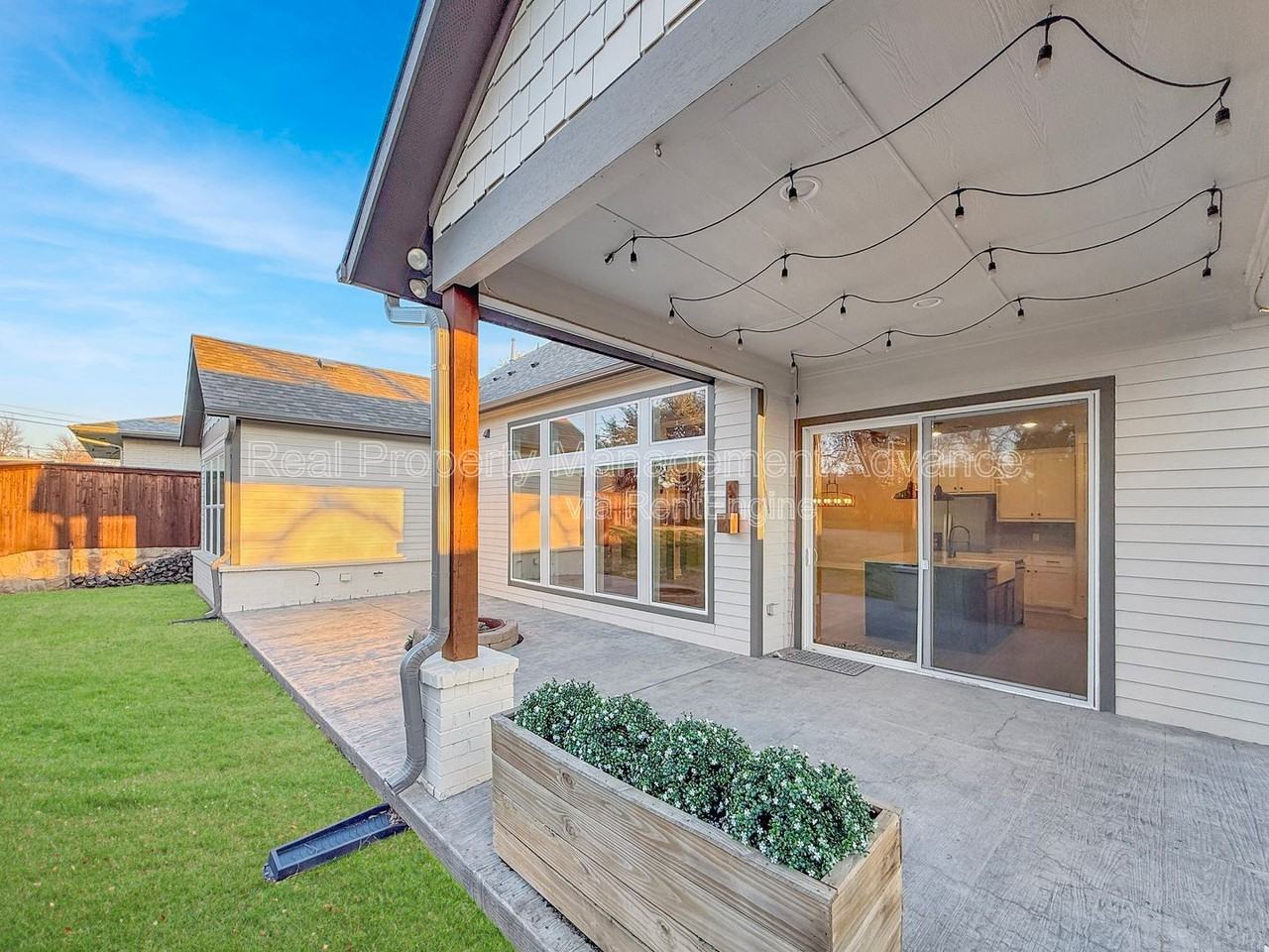 313 E 3rd St - Photo 4 of 29