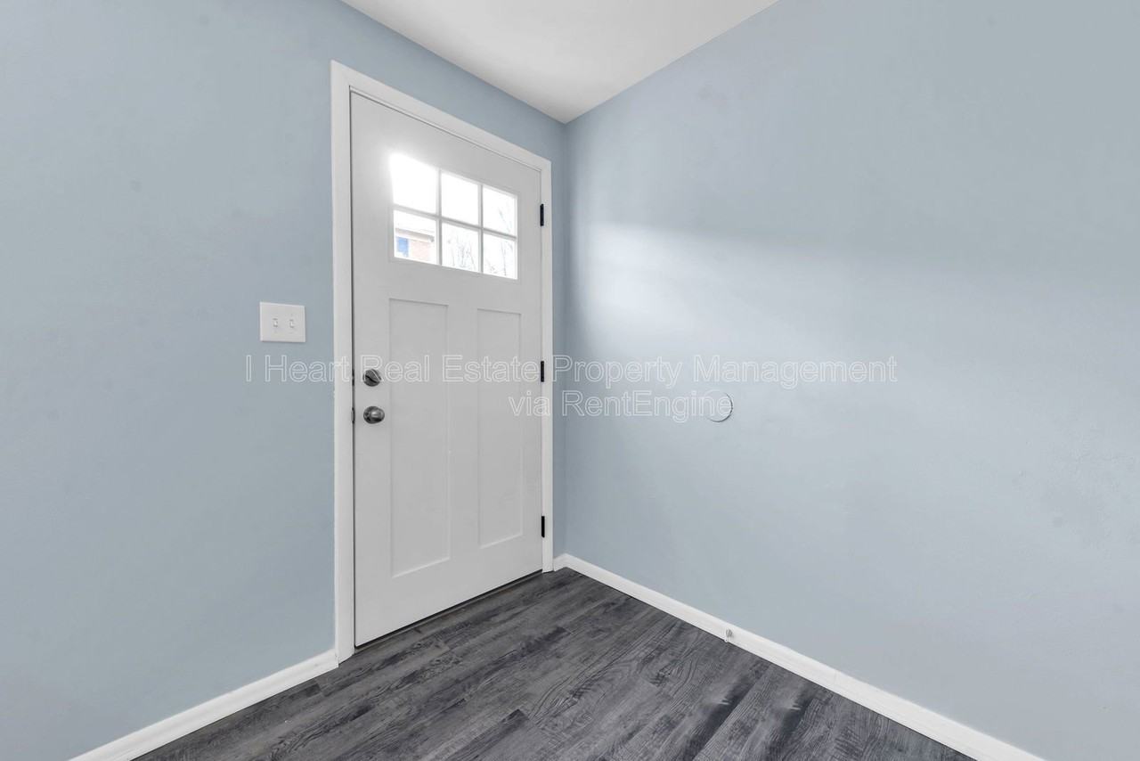 880 N Meadows Ct #J - Photo 2 of 32