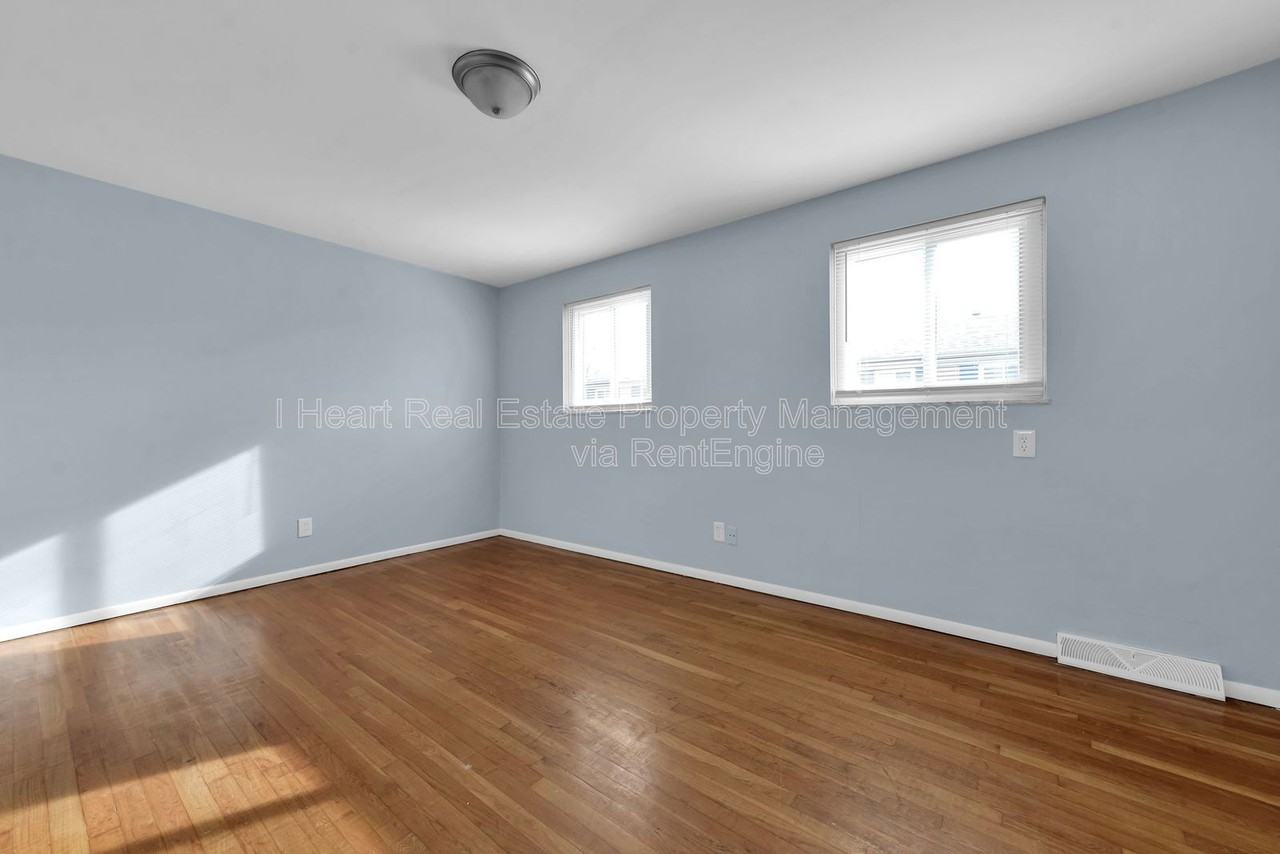 880 N Meadows Ct #J - Photo 7 of 32