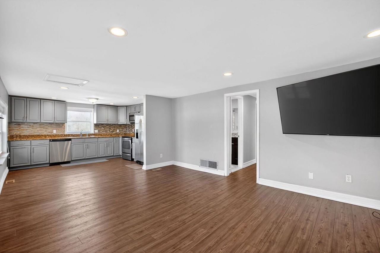 17930 Beech Ln - Photo 3 of 15