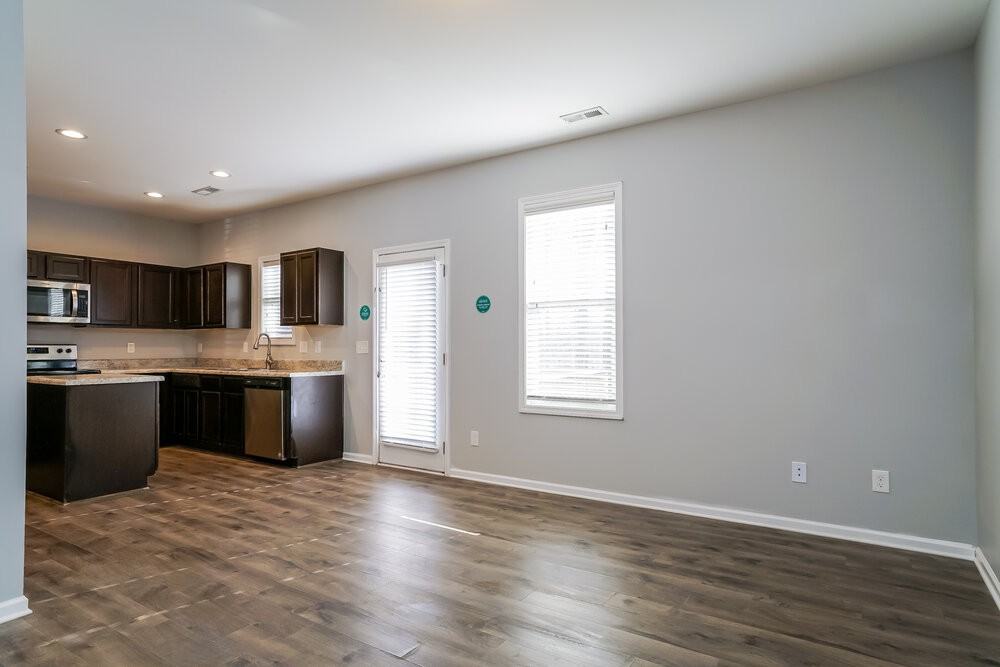 115 Oakdale Ave - Photo 5 of 17