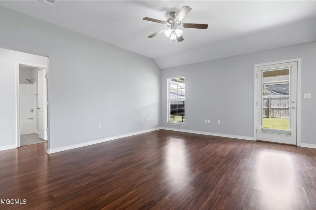 3005 Sydney St - Photo 3 of 23