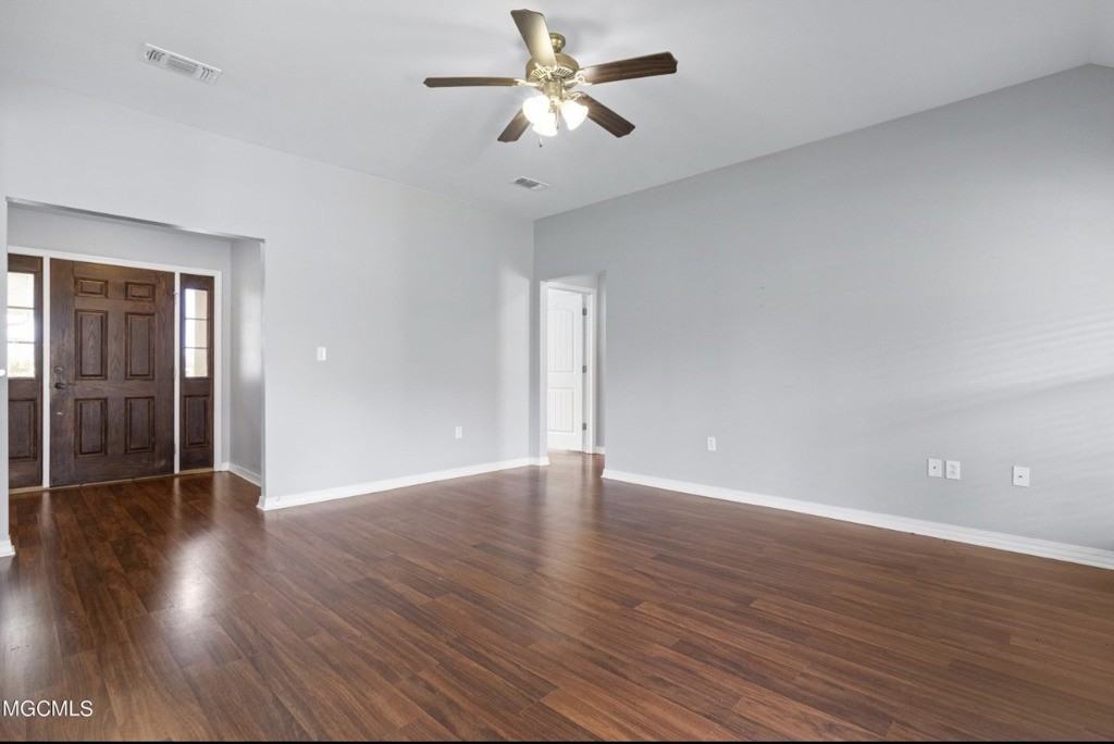 3005 Sydney St - Photo 4 of 23