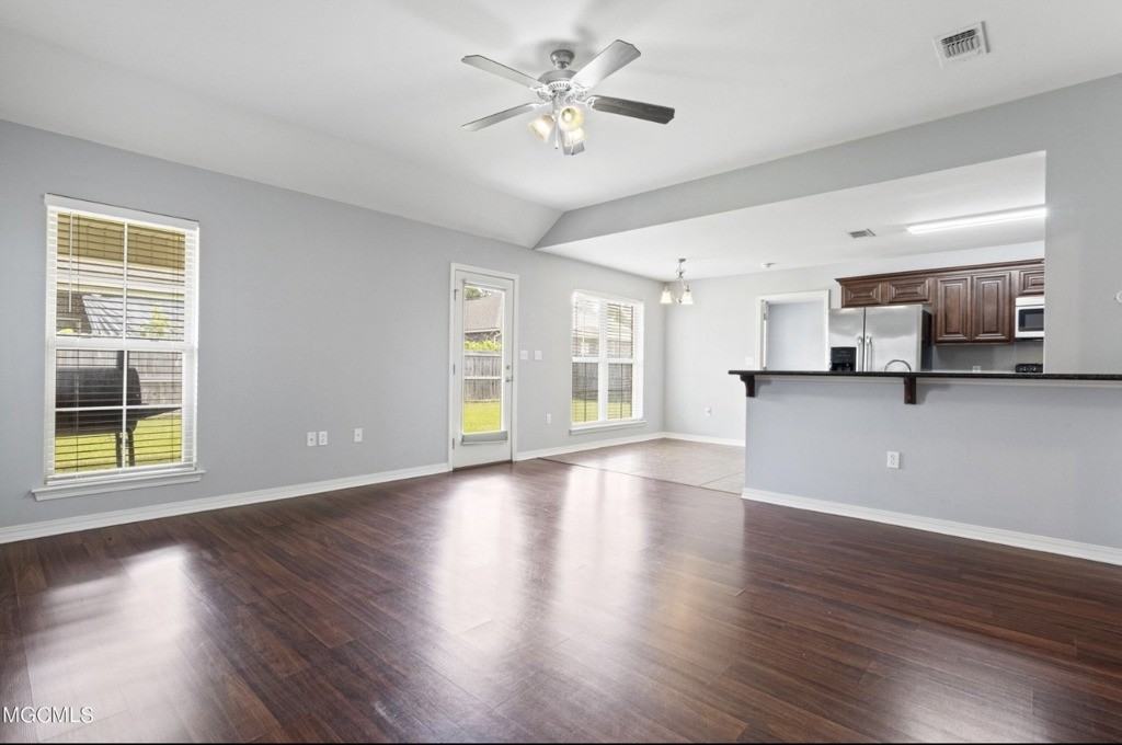 3005 Sydney St - Photo 5 of 23