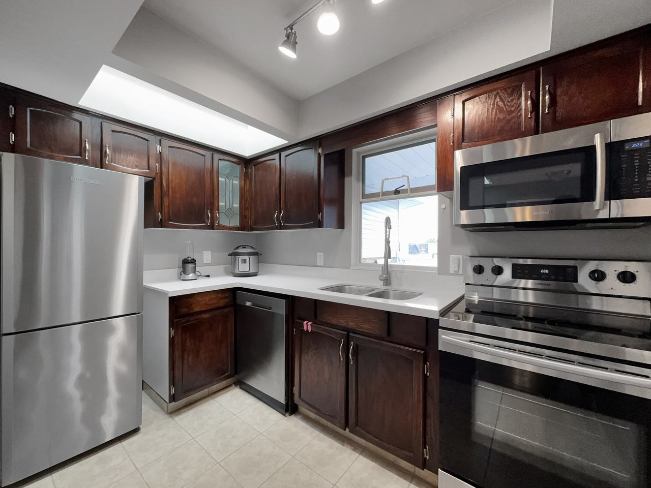 5335 Hastings Street - Photo 6 of 18