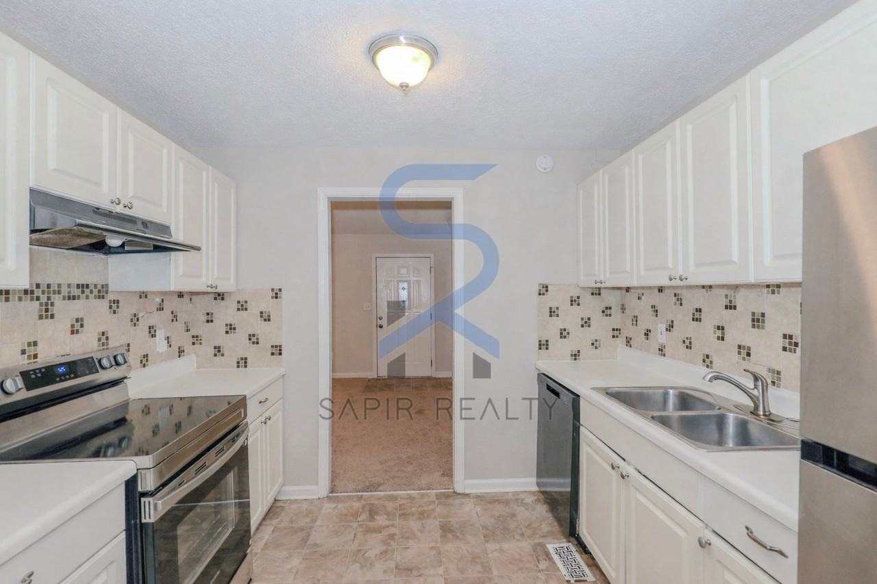 43 Surrey Ct - Photo 7 of 16