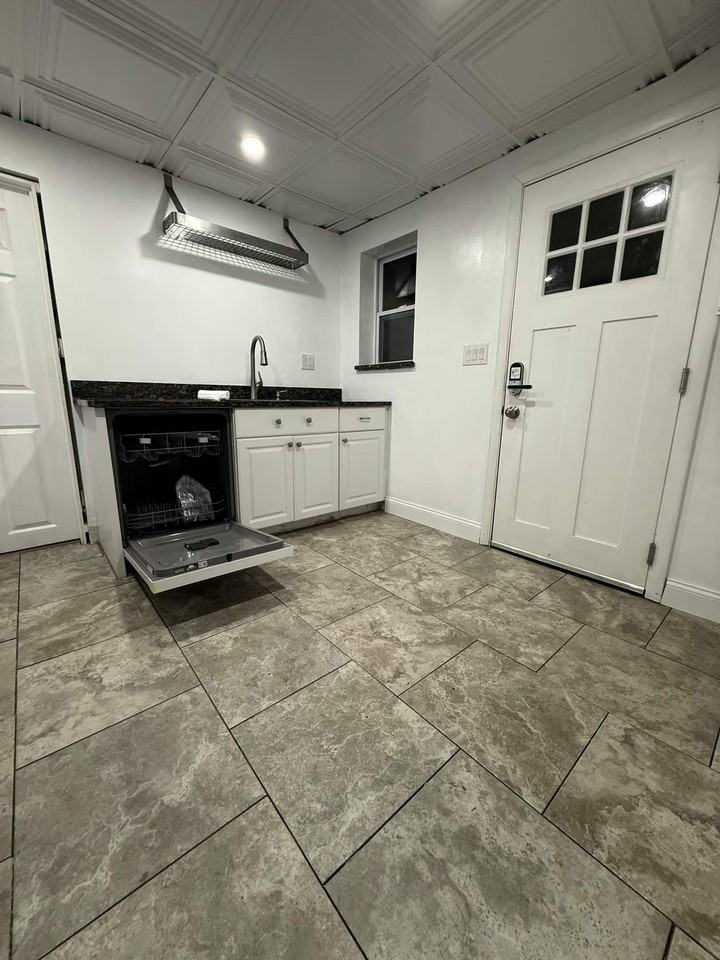 1164 Lonsdale Ave #4 - Photo 4 of 16