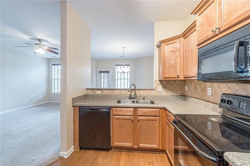 4247 Youngstown Cir #4247 - Photo 6 of 26