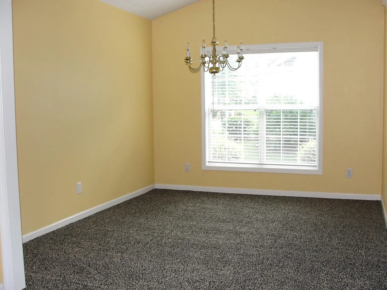 285 Circle Rd - Photo 4 of 12