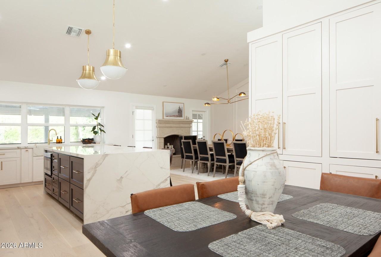 9002 N 81st St - Photo 3 of 7