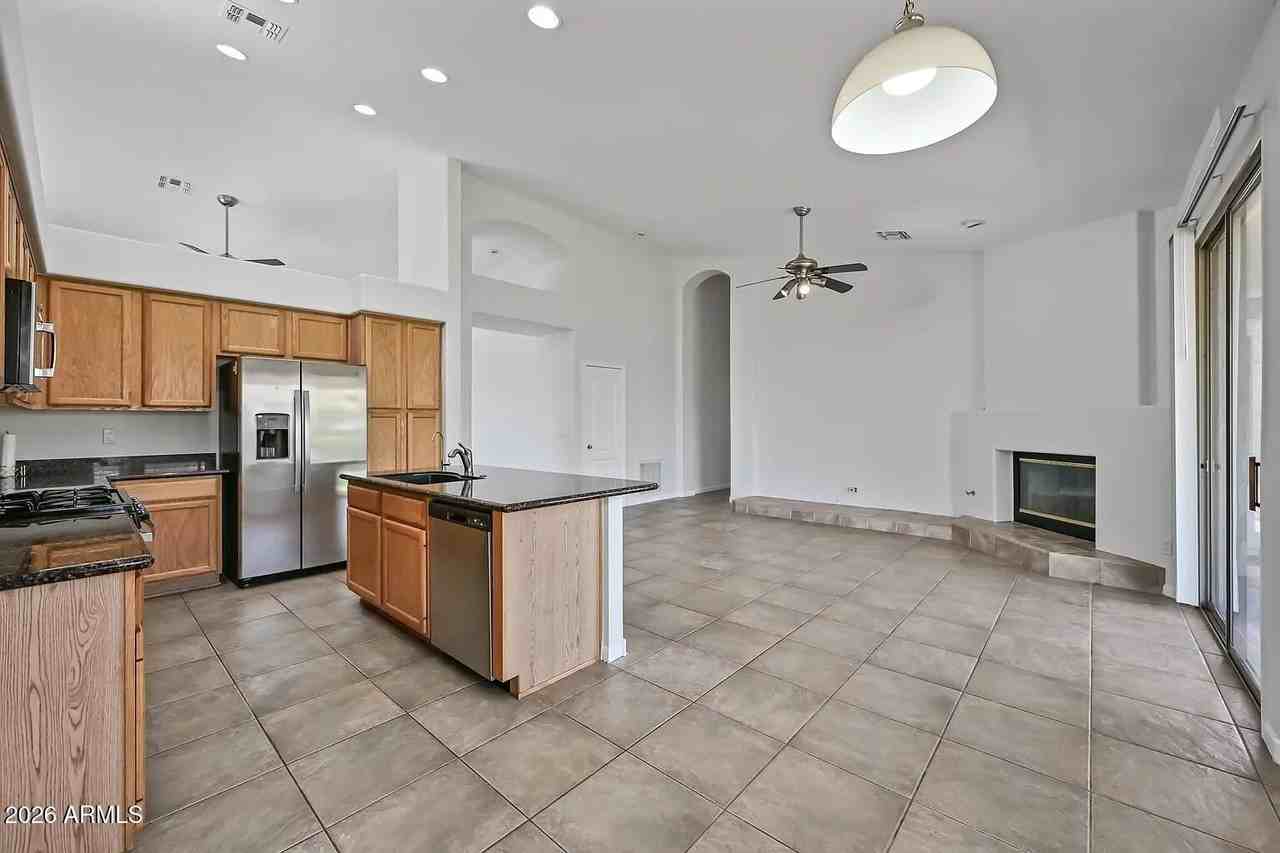 6401 E Waltann Ln - Photo 3 of 18