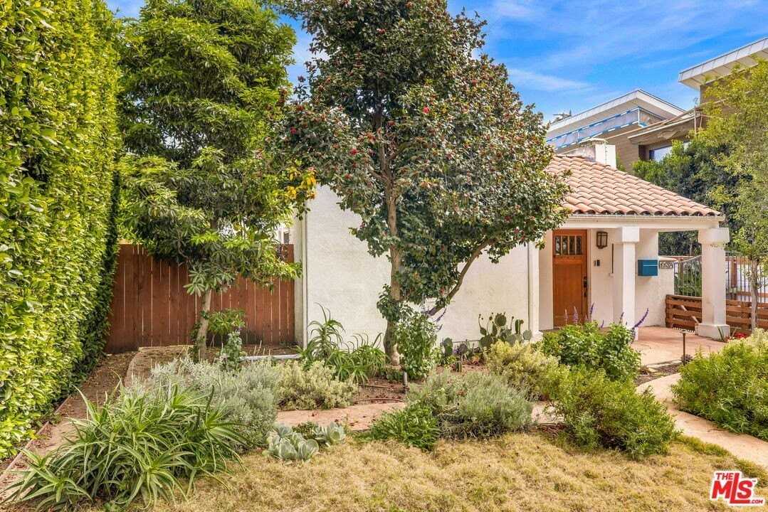 1134 N Poinsettia Pl - Photo 4 of 33