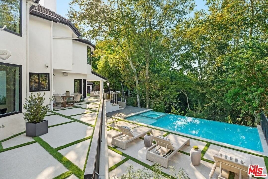 16881 Oak View Dr - Photo 2 of 24