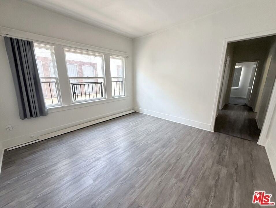 871 W 23rd St - Photo 2 of 5