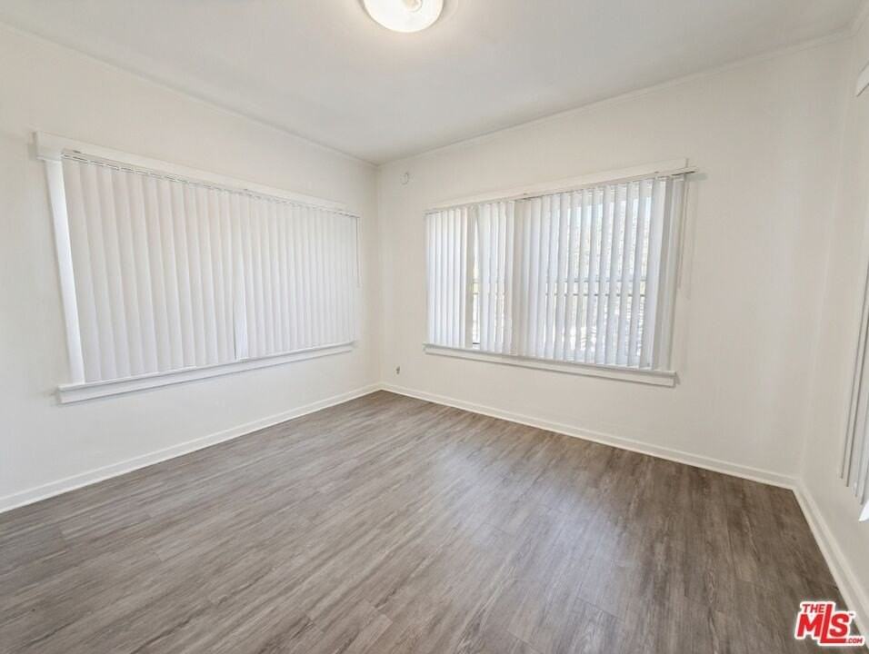 871 W 23rd St - Photo 3 of 5