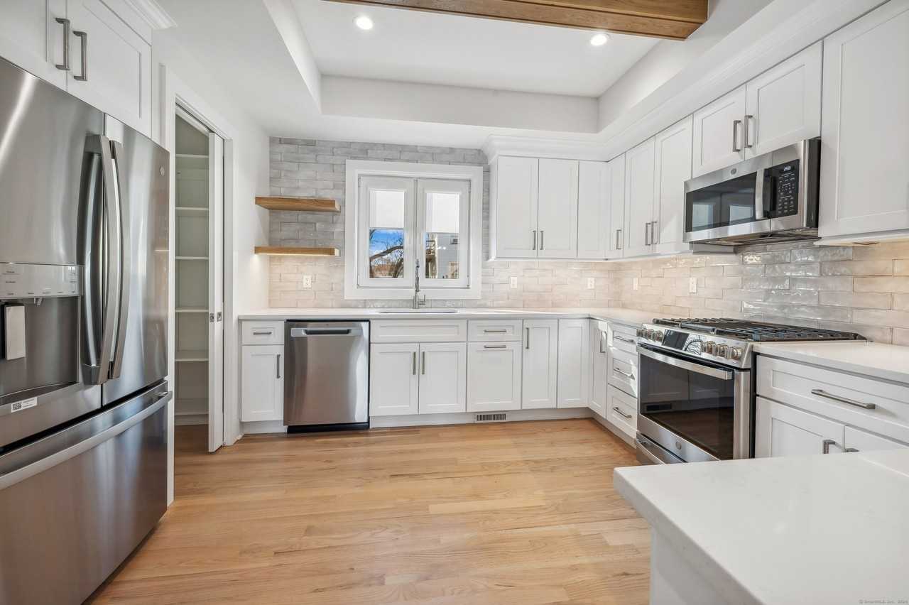 239 Henry St - Photo 6 of 30