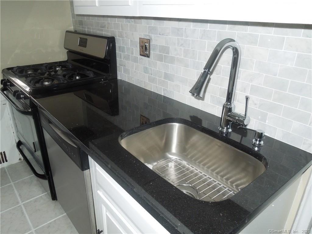 70 Strawberry Hill Ave Apt 1-2d - Photo 3 of 12