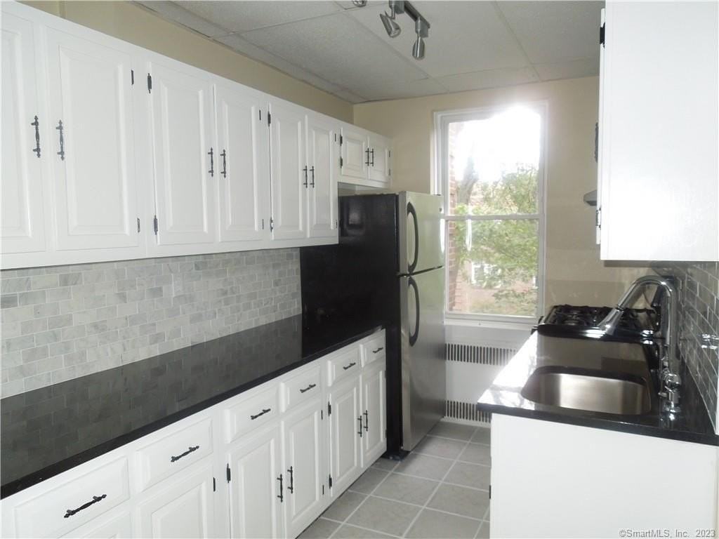 70 Strawberry Hill Ave Apt 1-2d - Photo 5 of 12