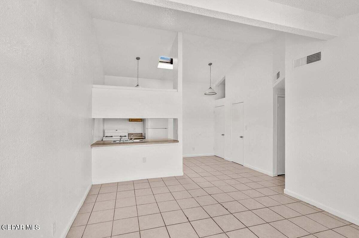 1921 Lake Omega St Apt A - Photo 3 of 12