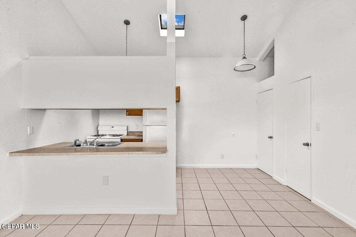 1921 Lake Omega St Apt A - Photo 4 of 12