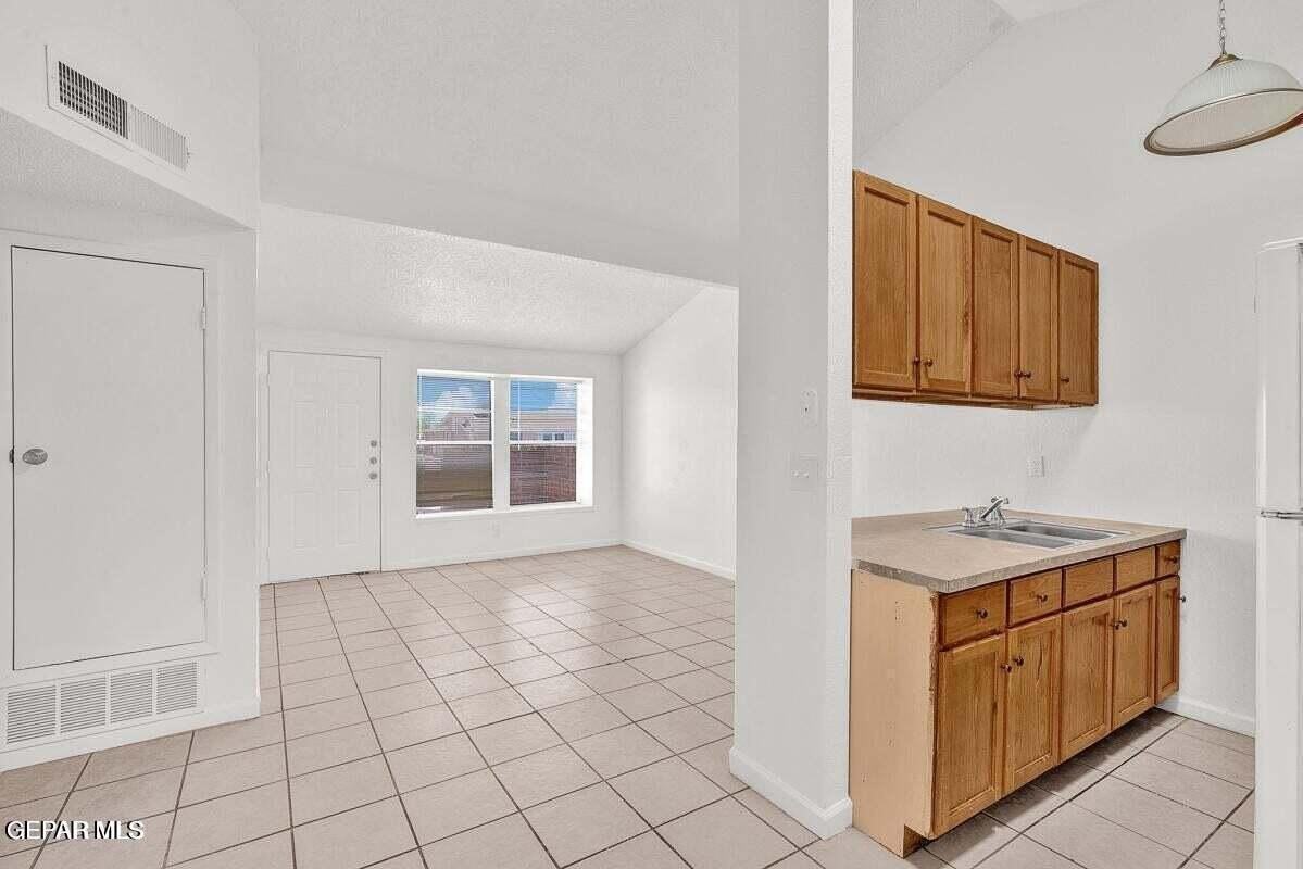 1921 Lake Omega St Apt A - Photo 6 of 12