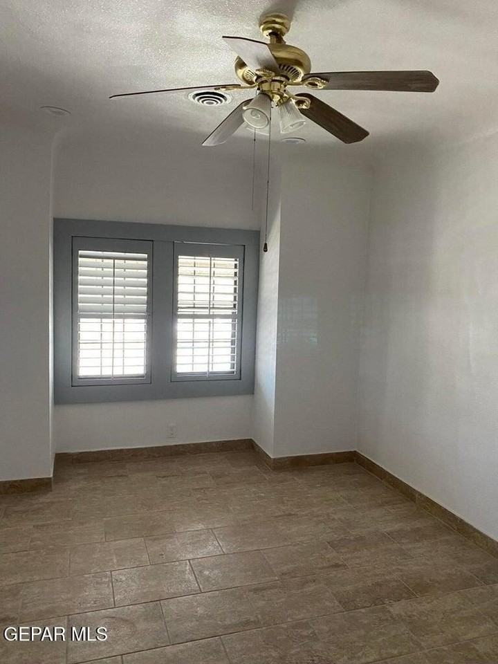 4001 Trowbridge Dr - Photo 6 of 10