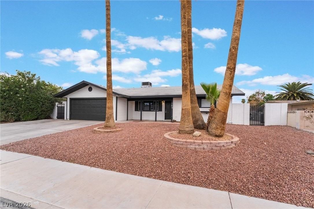 3992 Chinchilla Ave - Photo 2 of 50