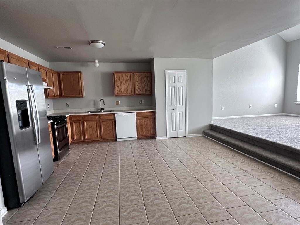 1426 Crimson Way - Photo 3 of 23