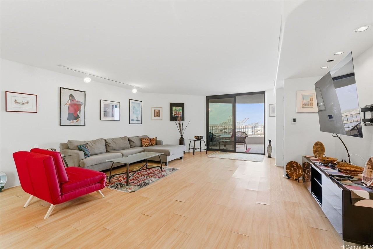 66 Queen St Apt 1605 - Photo 3 of 24