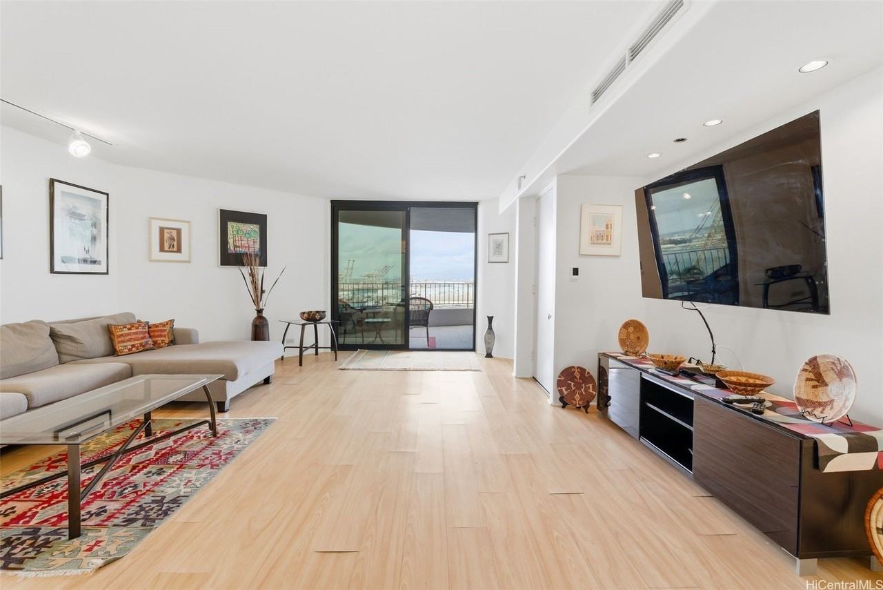 66 Queen St Apt 1605 - Photo 2 of 24