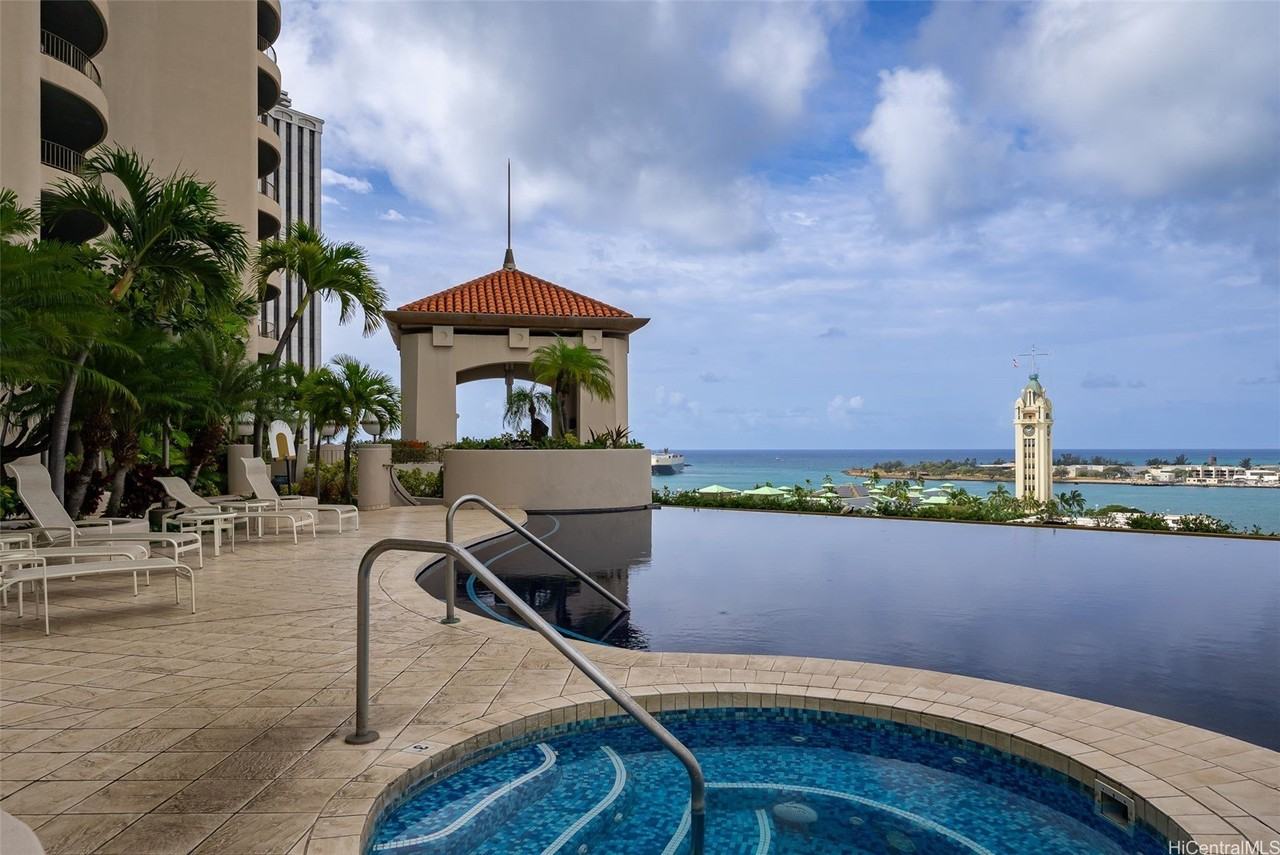 66 Queen St Apt 1605 - Photo 4 of 24