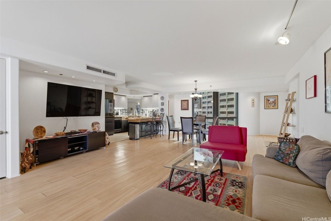 66 Queen St Apt 1605 - Photo 5 of 24