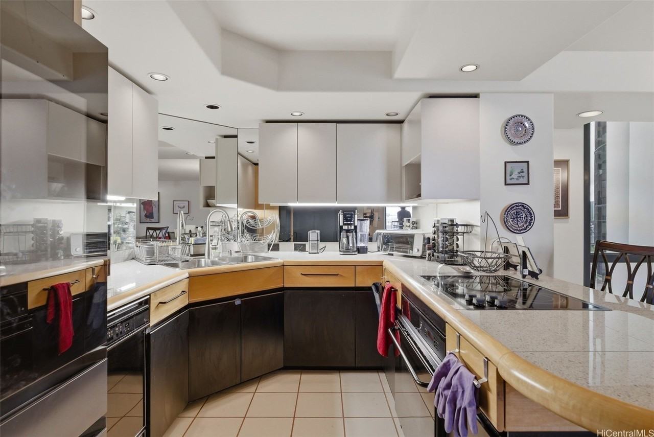 66 Queen St Apt 1605 - Photo 7 of 24