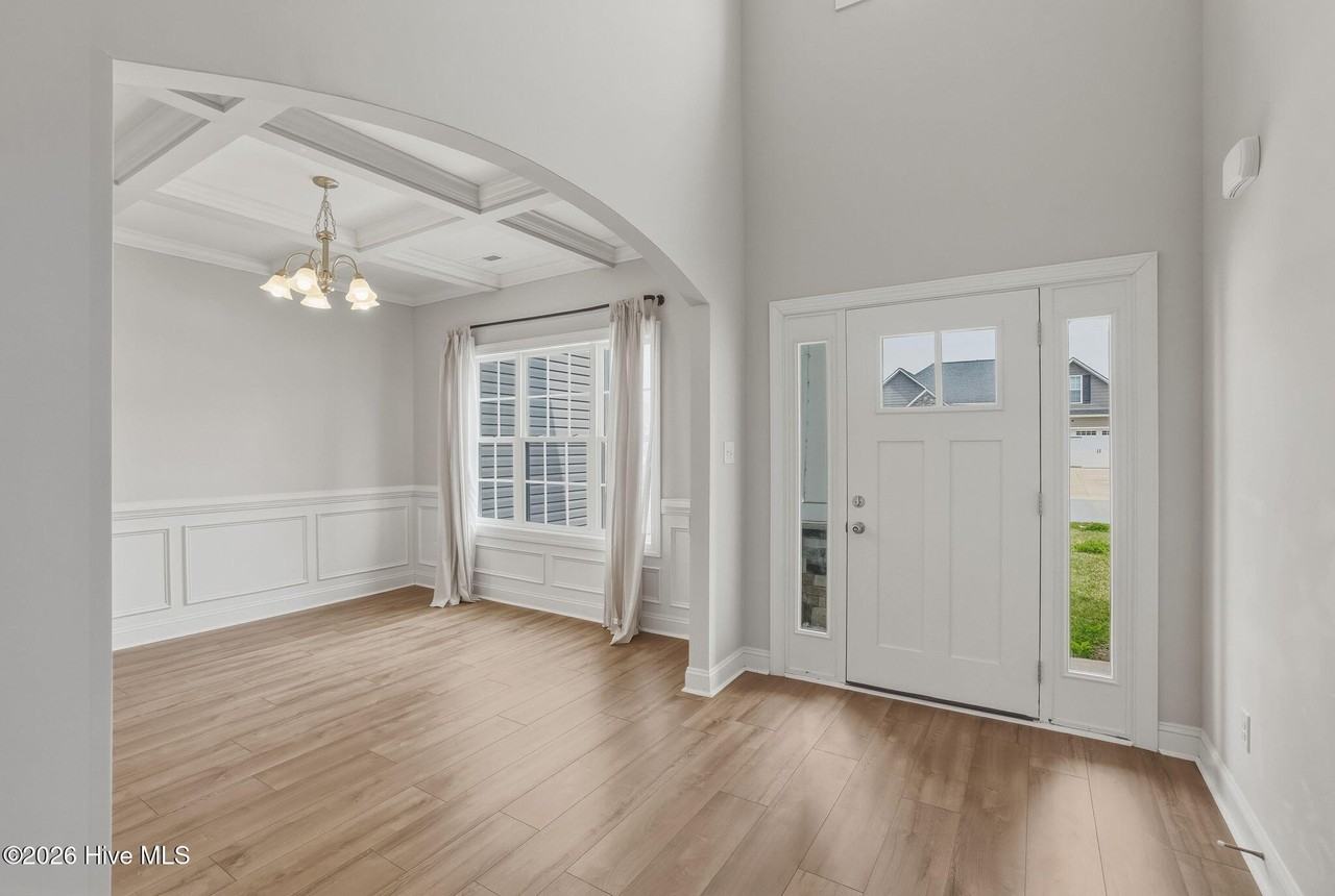 1020 Loretta Ln - Photo 6 of 49