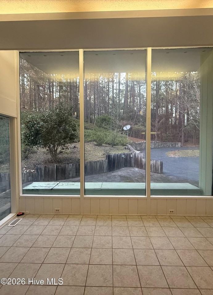 380 N Bethesda Rd - Photo 2 of 15