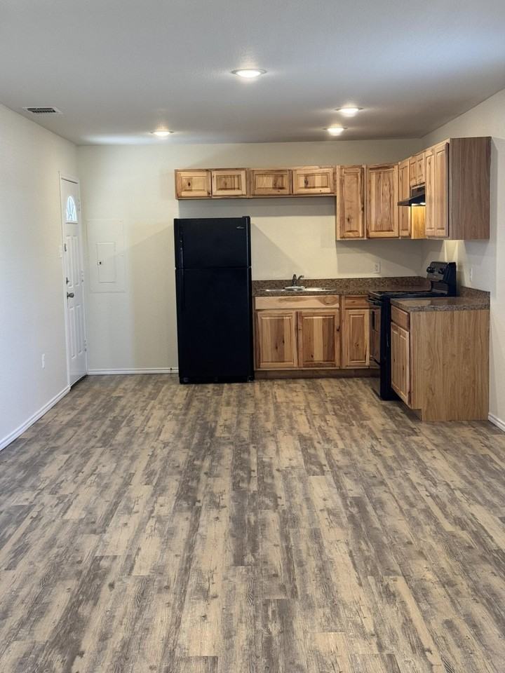 321 N Sherman Ave - Photo 3 of 17